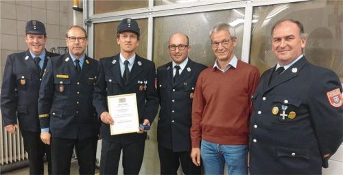 Fleißige Feuerwehrmänner: (von links) Vorsitzender Matthias Kuchler, Kreisbrandmeister Joachim Buchmann, Michael Feicht, stellvertretender Kommandant Markus Berger, Bürgermeister Matthias Jokisch und Kommandant Hans BuchbergerFoto Feuerwehr