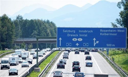 Freie Fahrt gilt am Montag auf der A93 für den Schwerlastverkehr nur bis zur Grenze. Foto dpa