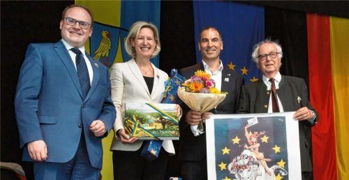 „Freiheit, Chancengleichheit, Gerechtigkeit, Rechtsstaatlichkeit sind die europäischen Werte, die uns verbinden.“ Das stellten (von links) Bürgermeister Andreas Friedrich und die Europaabgeordnete Dr. Angelika Niebler in ihren Reden heraus. Zur Festmatinee hatte IFK-Präsident Johannes Dreikorn eingeladen, IFK-Mitglied Prof. Dr. Christian Lohse eröffnete im Foyer des Chiemsee Saals eine Info-Ausstellung. Foto Berger