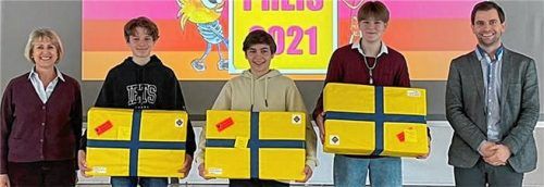 Freude über die Preise: (von links) Schulleiterin Sigrid Rechenauer, Paul Koula, Julian Jäkle, Franziska Janura und Dr. Markus Hamberger.Foto re