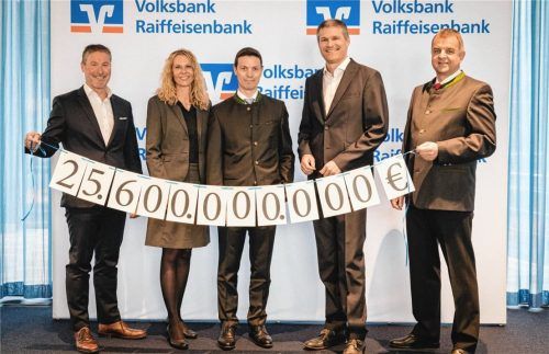 Freude über ein Kundenvolumen von 25,6 Milliarden: Christian Trattner (Raiffeisenbank Aschau-Samerberg), Melanie Lappöhn (Raiffeisenbank Griesstätt-Halfing), Andreas Zierer (Raiffeisenbank Oberaudorf), Mirko Gruber (meine Volksbank Raiffeisenbank) und Wolfgang Strasser (Raiffeisenbank Tattenhausen-Großkarolinenfeld). Foto Volksbank