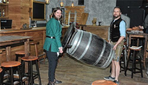 Freuen sich auf die heutige Eröffnung: Franz Fischer (links) und Alexander Stöhr. Foto Schlecker