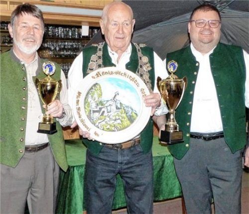 Freuen sich über das lang ersehnte Königschießen (von links): Vizekönig Alois Herfurtner, Schützenkönig Ernst Leidenbauer und Schützenmeister Florian Weißenbacher.Foto re