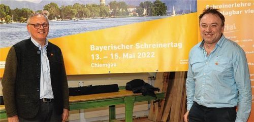 Freuen sich über die Ausrichtung des Bayerischen Schreinertages: Bernhard Daxenberger (links), Präsident des Fachverbandes Schreinerhandwerk Bayern, und Innungsobermeister Andreas Weinzierl.Foto Wittenzellner
