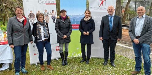 Freuen sich über die Verlängerung des Projekts: (von links) Brigitte Plank, Caritas „Soziale Dienste Senioren“, Wioletta Zmyslowska von der Verwaltung des Caritas-Zentrums, Manina Sobe, Caritas-Fachdienstleiterin Soziale Dienste, Alexa Hubert, geschäftsführendes Vorstandsmitglied der Sparkassenstiftung Zukunft, Sozialamtsleiter Martin Wollny und sein Stellvertreter Klaus Grandl. Foto Heise