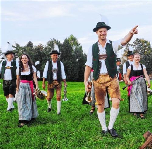 Freut sich auf die kommenden Termine: Der neue Dirigent der Wasner Musi Hans Rutz (rechts). Foto Aerzbäck