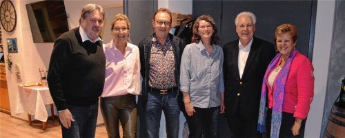 Freuten sich am Ehrenabend über das gemeinsame Treffen: (von links) DJK-Vizepräsident Martin Götz, Marion Krattenmacher, Zweite Vorsitzende des SV-DJK, die drei Geehrten Günter Lodes, Manuela Buchmeier und Gerhard Duschl sowie Vorstandssprecherin Sabine Balletshofer-Wimmer.Foto Sedlbauer
