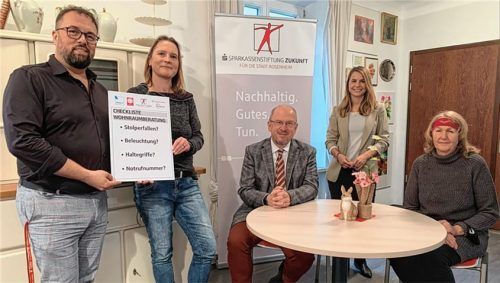 Für ein Wohnen zu Hause von Senioren in Rosenheim setzen sich (von links) Markus Reimann, Leiter der Seniorenbegegnungsstätte der Caritas, Stephanie Staiger, Kirchliche Allgemeine Sozialarbeit der Diakonie, Sozialamtsleiter Martin Wollny, Alexa Hubert, geschäftsführendes Vorstandsmitglied der Rosenheimer Sparkassenstiftung Zukunft, und Brigitte Eberl von der Koordinierungsstelle Pro Senioren Rosenheim ein. Foto Sparkassenstiftungen Zukunft