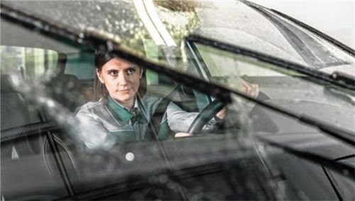 Für gute Sicht sind auch sauber arbeitende Scheibenwischer unverzichtbar. Foto DEKRA