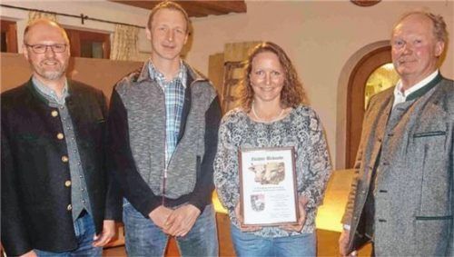 Für ihre 100000-Kilogramm-Milchkuh überreichte (von links) der Vorsitzende der Viehzuchtgenossenschaft Rosenheim-Ost den Preisträgern Andreas und Christine Böck aus Rimsting-Oberhamberg eine Urkunde. Auch der stellvertretende Vorsitzende, Christoph Kaufmannn, gratulierte: „Das ist ein Zeichen für Tierwohl.“.Foto hötzelsperger
