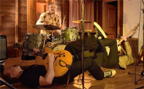 Gaben buchstäblich alles: Tomi Leino (vorne) und seine beiden Mitmusiker, Schlagzeuger Mikko Peltola und Bassist Jaska Prepola.