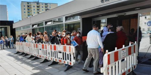 Geflüchtete Menschen aus der Ukraine stehen vorm Landratsamt an: Bedauerlich, aber eben nicht immer zu vermeiden, sagt Landrat Otto Lederer. Foto Hadersbeck
