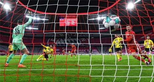 Gegen Borussia Dortmund trifft Robert Lewandowski (rechts) besonders gerne. So wie beim Spiel am 6. März 2021, als der Bayern-Torjäger drei Tore beim 4:2-Sieg erzielte. Dortmund führte in diesem Spiel nach neun Minuten durch zwei Haaland-Tore mit 2:0. Foto picture alliance/Sven Hoppe