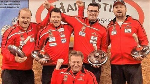 Gelungener Bundesligastart des SV Oberbergkirchen: Stefan Meyer, Thomas Elsenberger, Peter Hubloher, Stefan Thurner und Christian Englbrecht (von links) setzten sich beim EC Hauzenberg hoch überlegen mit 9:1 durch.Foto Kamhuber