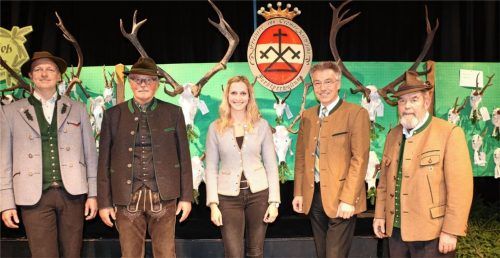 Gemeinsam für den Wald: Bürgermeister Simon Frank, Franz Sommer, Vorsitzender der Jägervereinigung Rosenheim, Angelika Müller von der Unteren Jagdbehörde am Landratsamt Rosenheim, Landrat Otto Lederer sowie Jakob Hündl, stellvertretender Vorsitzender der Jägervereinigung Rosenheim, bei der Hegeschau in Aschau.Foto Rehberg