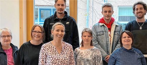 Gemeinsam kümmern sie sich täglich um etwa 250 Schüler: (von rechts) Schulvereinsvorsitzender Stefan Eiglsperger, Stellvertreterin Marianne Bolsens-Sygulla, Marvin Seher, Oksana Schill, Simon Saxinger, Sonja Krüger, Silvia Höfer und Lisbeth Weigl.