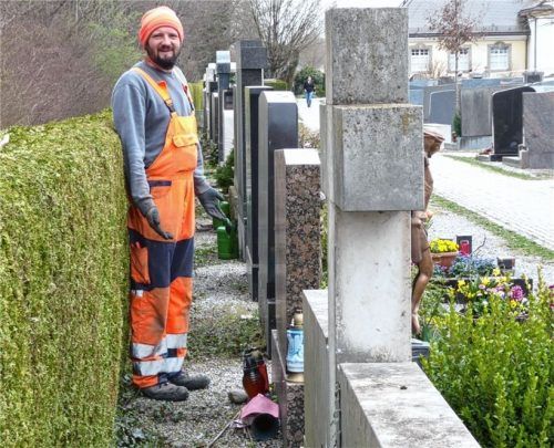 Gläser, Blumentöpfe und Grablichter lagern hinter vielen Gräbern. Chefgärtner Simon Reiter zufolge ist das gegen die Friedhofssatzung.