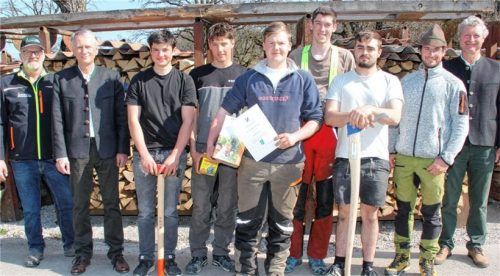 Glückwünsche für die Sieger: (von links) Georg Höhensteiger von der WBV, AELF-Leiter Dr. Georg Kasberger, die Zweitplatzierten Joseph Pritzl und Johannes Taxer, Sieger Wolfgang Unterseher, die Drittplatzierten Michael Leonhard Wieser und Mathias Kirmair, AELF-Berater Christian Tegethoff und BBV-Obmann Josef Bodmaier. Fotos AELF