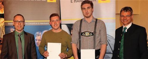 Herausragende Ergebnisse erzielten die Prüfungsbesten Andreas Vogl (Zweiter von rechts) und Stefan Schick (Zweiter von Links). Lehrlingswart und Prüfungsvorsitzender Alois Ortner (rechts) übergab ihnen mit Obermeister Peter Müller die Urkunden.Foto Wittenzellner