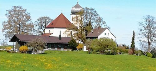 Heute noch Wiese, morgen schon Kindergarten: Südlich des Wildenwarter Pfarrhofs und des Pfarrheims soll die gemeinsame Kindertagesstätte der Gemeinde Frasdorf und der Marktgemeinde Prien gebaut werden.Foto  Rehberg