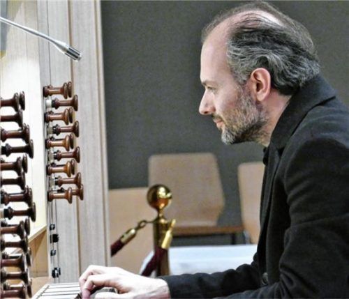 Hochkonzentriert spielt der Freisinger Musikdirektor Matthias Egger. Foto Janka