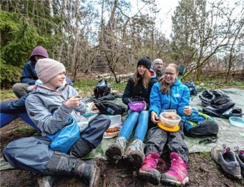 Höhepunkt am Rande: Das Mittagessen mit einer Verkostung à la Landfrauenküche, wo alle gegenseitig die selbstgefertigten Speisen probierten.