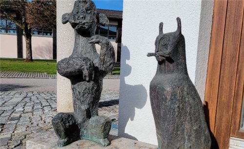 „Hund und Katze“: Objekte von Christine Stadler schmücken das Haus des Gastes in Eggstätt. Fotos Marktgemeinde Eggstätt