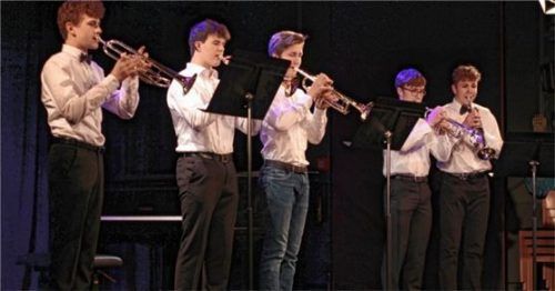 igg frühjahrskonzert re

Mit einer Fanfare eröffnen (v.l.n.r.) Ludwig (Müller), Christoph (Hofstetter), Thomas (Dinzenhofer), Dominik (Lang) und Johann (Weber) aus der 10. Klasse einen der beiden Abende.Foto IGG