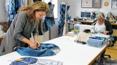 Im Atelier von Lieblingsteil in Söchtenau: (von links) Modedesignerin Gudrun Weber und Industrieschneiderin Barbara Brandl. Foto Heinz