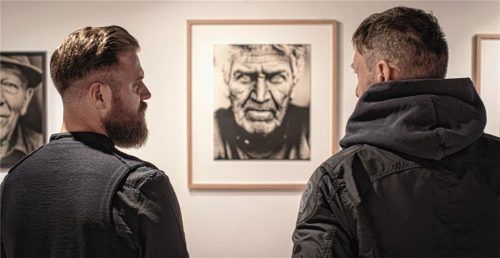 Im Gespräch: Künstler Martin Waldbauer (links) mit einem Besucher. Foto Eder