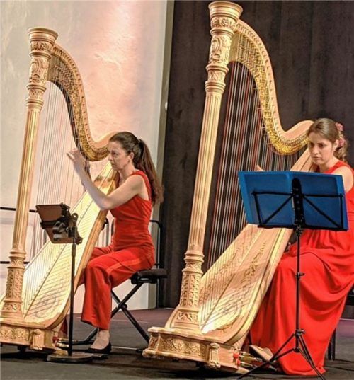 Im Kulturforum Klosterkirche spielten Silke Aichhorn (links) und Veronika Lemishenko ein Benefizkonzert.Foto  Giesen