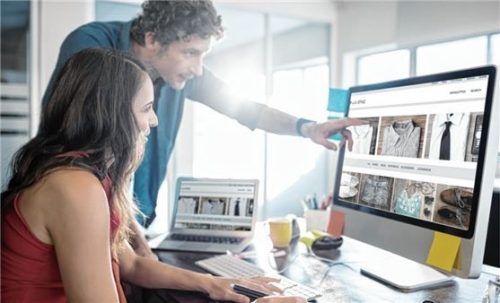 Im neuen Studiengang E-Commerce am Campus Chiemgau werden Studierende optimal auf eine Karriere im Bereich Onlinehandel vorbereitet. Foto Shutterstock