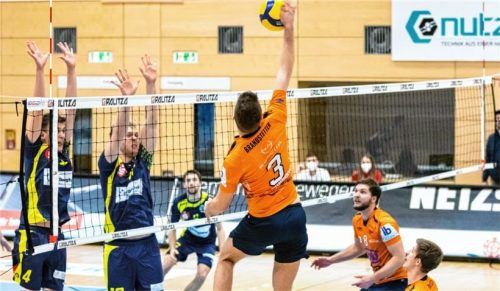 Immer feste drauf: Kapitän Tom Brandstetter (Nummer 3) und seine Mannen wollen das vermeintlich letzte Saisonspiel gegen Schwaig gewinnen.Foto Bartsch