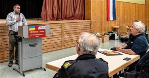 In bewegten Worten bedankte sich Dmytro Shevchenko (links), Konsul im Generalkonsulat München der Ukraine, für den Hilfstransport.