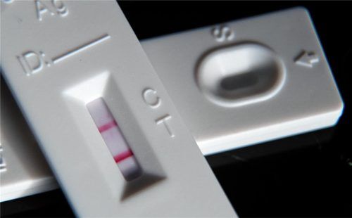 In der Karwoche hatte es Pfarrer Andreas Maria Zach erwischt. Sein Corona-Test fiel positiv aus. Foto dpa