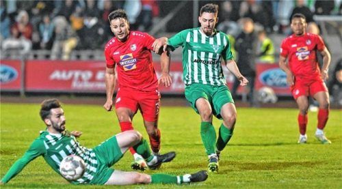 In der letzten Woche noch Gegner: Die SBR-Abwehrspieler Adnan Kasumovic (am Boden) und Thomas Ofenmacher gegen Traunsteins Danijel Majdancevic. Foto  Hans-Jürgen Ziegler