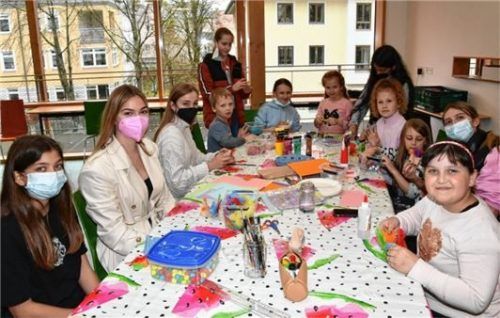 In der Mensa basteln die Kinder zusammen mit einigen Eltern. In Zukunft will die Schule das Angebot sogar noch ausweiten und plant unter anderem einen Minigolfnachmittag und einen Besuch beim „Frühling in Rosenheim“. Foto  Schlecker