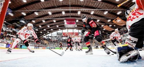 Interessante Perspektive: Michael Fora vom Team Schweiz und der deutsche Stürmer Daniel Schmölz vor dem Schweizer Tor. Foto DEB / City-Press GmbH