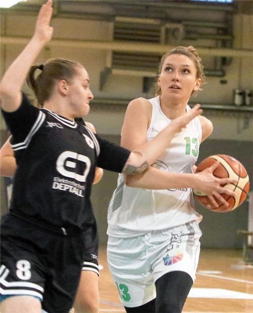 Isabella Lippert (rechts), hier im Duell mit Isabell Goller (Litzendorf), und ihr Team waren voll fokussiert, am Ende reichte es aber nicht für einen Sieg.Foto Wolfgang Fehrmann