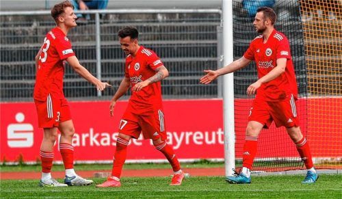 Jeweils wegen Krankheit ist Malik Salkic (links) gegen Schweinfurt fraglich und Tim Kießling (rechts) fällt definitiv aus. Thomas Steinherr ist dagegen mit dabei.Foto Peter Kolb