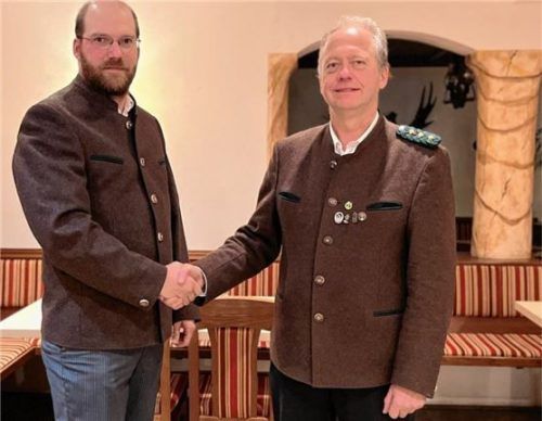 Johann Vogl (rechts) gratuliert seinem Nachfolger Martin Esterl.Foto re