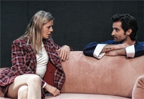 Journalistin Silvia (Ulrike Dostal) beißt sich bei Referent Pablo (Wowo Habdank) die Zähne aus. Foto Zentraltheater