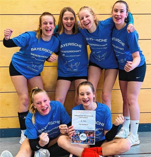 Jubel beim hoffnungsvollen Volleyball-Nachwuchs des TSV, stehend von links: Emma Engels, Anna Winklbauer, Sophia Bruckner, Jana Schinko. Vorne von links: Lisa Voderhuber und Lena Olliges.Foto Olliges