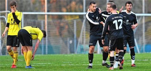 Jubel um den Waldkraiburger Doppel-Torschützen Sebastian Jusic (links) und Enttäuschung bei Pang. Foto Hans-Jürgen Ziegler Ziegler