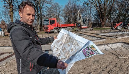 Jürgen Halder ist von Amts wegen nicht nur für die Friedhöfe, sondern auch für alle Grünanlagen der Stadt verantwortlich. Er steht inmitten des zukünftigen Rosengartens. Fotos Thomae