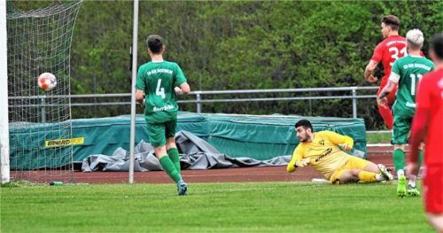 Julian Höllen (Nummer 31) bereitet das 1: 0 durch Daniejel Majdancevic vor. Foto Ziegler