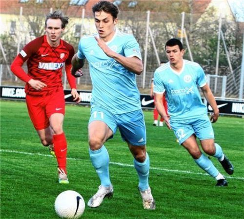 Julien Richter läuft Heimstettens Sebastian Gebhart davon, im Rennen um den Klassenerhalt ist der SV den Sechzigern allerdings deutlich voraus. Foto Wolfgang Fehrmann