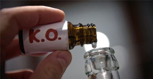 K.-o.-Tropfen werden verabreicht, um jemanden wehrlos zu machen. In Rosenheim sollen bislang unbekannte Täter einer 18-jährigen Frau aus Bad Aibling die Substanz ins Glas gemischt haben. Foto dpa