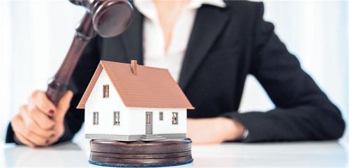 Kann ein Schuldner oder eine Schuldnerin das Geld für die Raten für Haus und Grund nicht mehr aufbringen, kommt eine Immobilie unter den Hammer – sie wird zwangsversteigert. Foto  dpa/Christin Klose