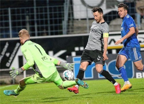 Kapitän Christoph Schulz lupft den Ball an Keeper Felix Thiel zum 2:0 in die Maschen. Foto Michael Buchholz